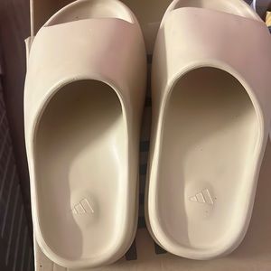 Yeezy slides size 6 boys
